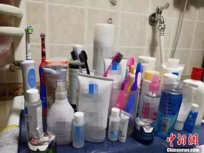 廁所被老婆的化妝品塞滿！網(wǎng)友神評(píng)引爆笑點(diǎn)